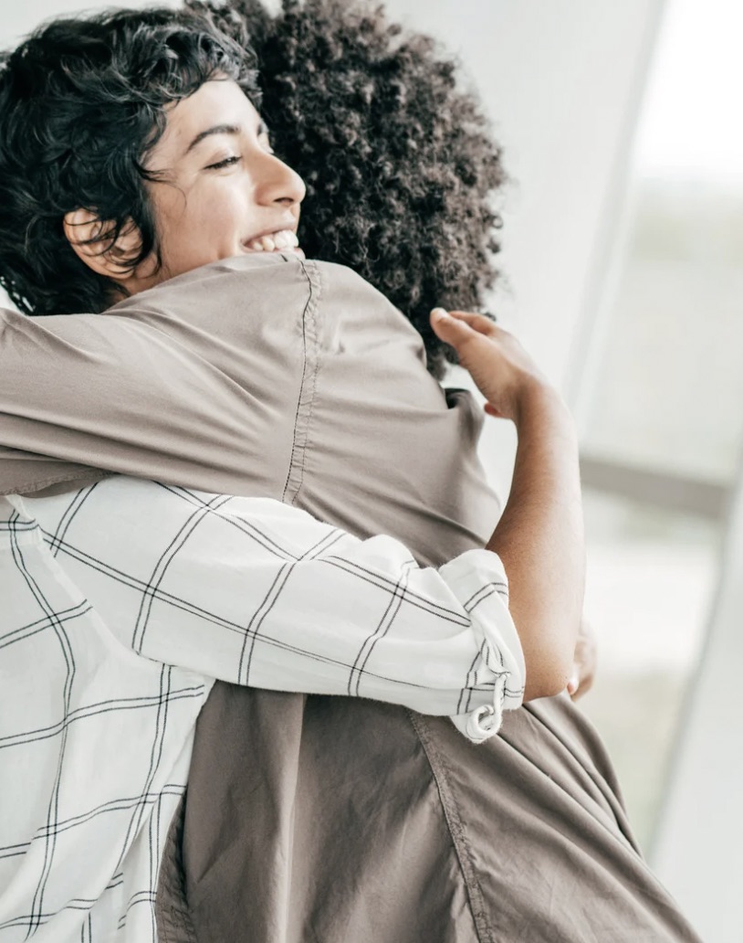 Abrazo de acompañamiento